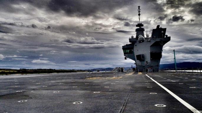 Un Dron aterriza en el mayor portaaviones de Gran Bretaña