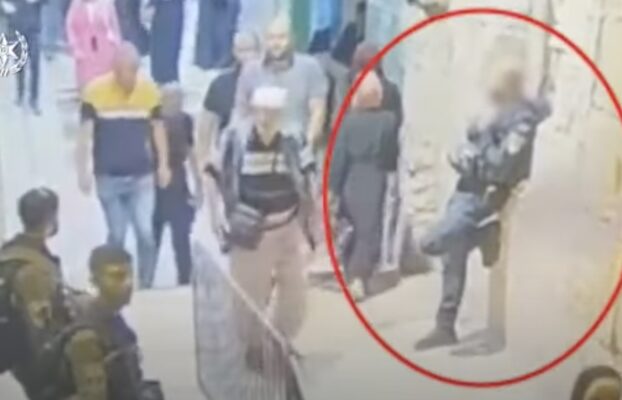Una terrorista de Jenin atacó a un policía con un cuchillo