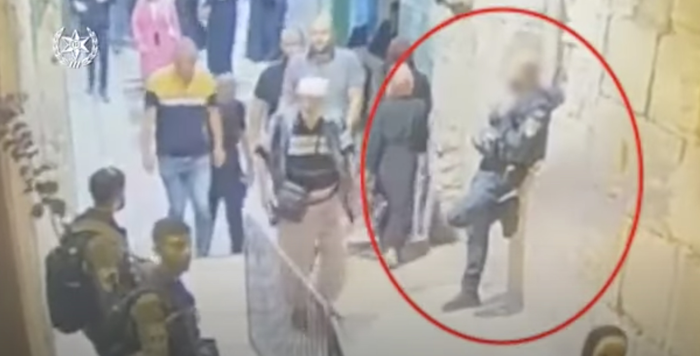 Una terrorista de Jenin atacó a un policía con un cuchillo